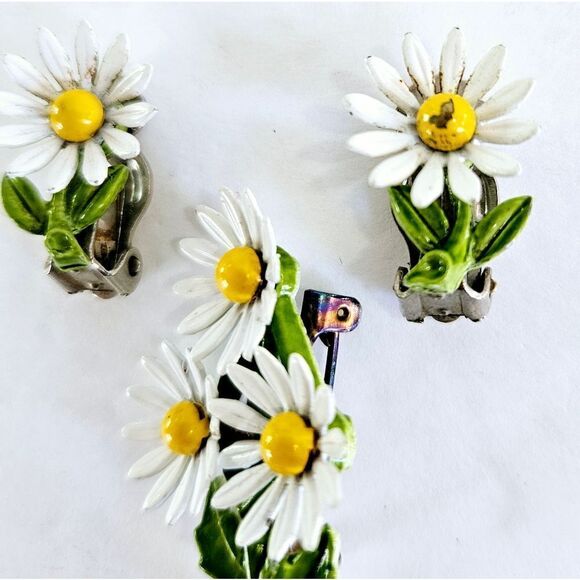 Vintage 1960's Demi Parure Metal Enameled Daisy Floral Brooch Pin Earrings Set - Picture 4 of 7